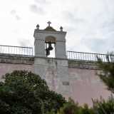 ...ha fornice centrale ad arco a tutto sesto con sommit� conclusa da un piccolo timpano/pinnacolo con copertura a falde e croce apicale